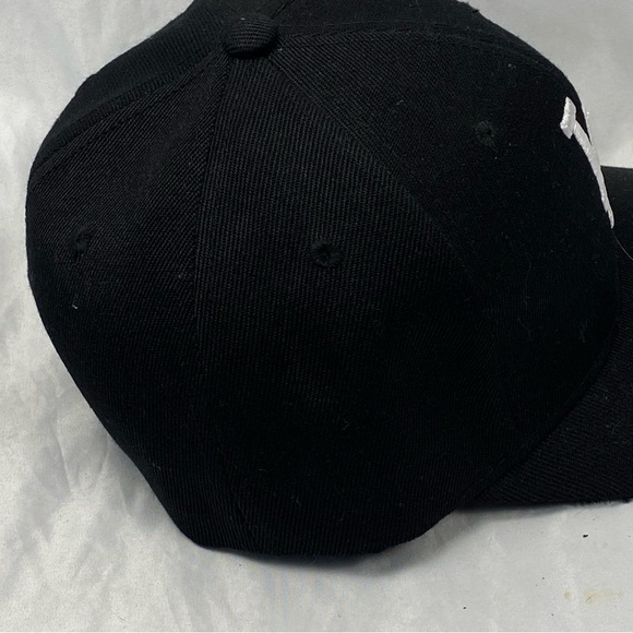 Black Baseball Cap with Embroidered LA Logo - Picture 13 of 13